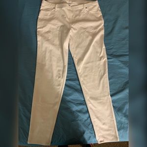 White woman jeggings🌸